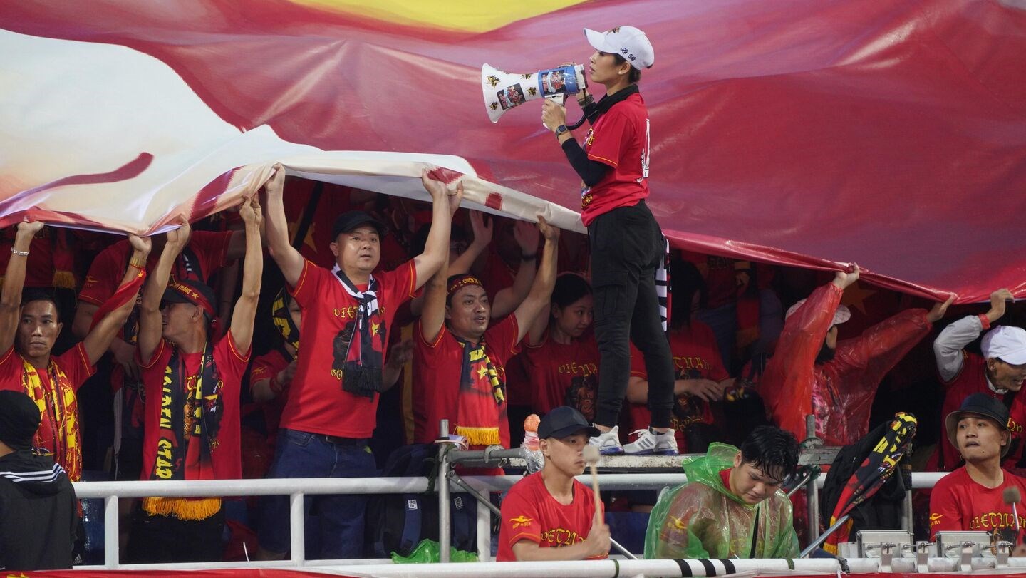 Cổ động viên Việt Nam “cháy” hết mình trong trận Chung kết bóng đá nam - ảnh 12